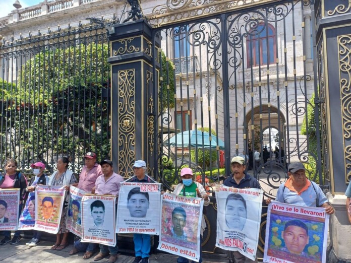 Presuntos normalistas de Ayotzinapa lanzan petardos a edificio de la Segob