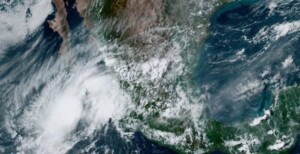 Suspenden clases en Baja California Sur por la tormenta 'Ileana'