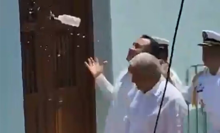 Se burla AMLO de botella de agua que le aventaron en Veracruz: “La pude haber agarrado”