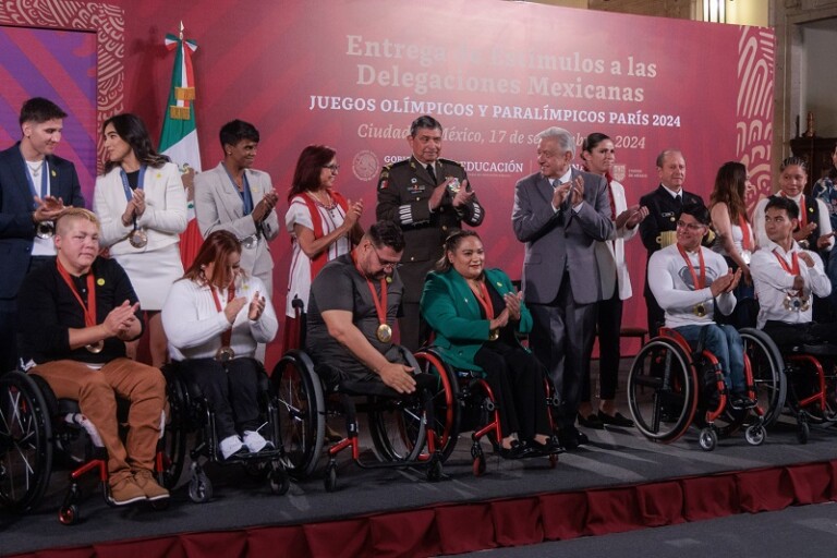 Entrega AMLO apoyos a participantes de Juegos Olímpicos y Paralímpicos París 2024; deporte avanzó en la 4T