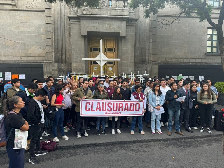 Jóvenes exigen reforma al Poder Judicial: clausura simbólica de la Suprema Corte