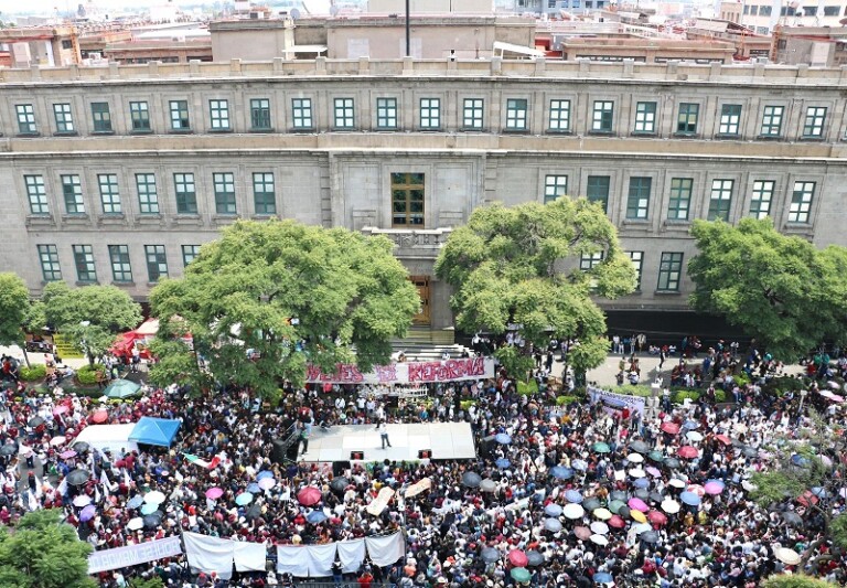 Abarrotan corte jóvenes a favor de la reforma