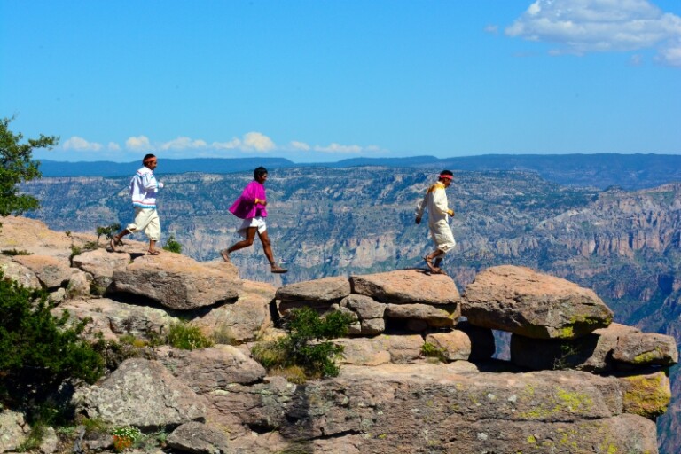 Así son los Rarámuris o “Pies ligeros” que viven en la Sierra Tarahumara en Chihuahua que han obtenido reconocimiento mundial