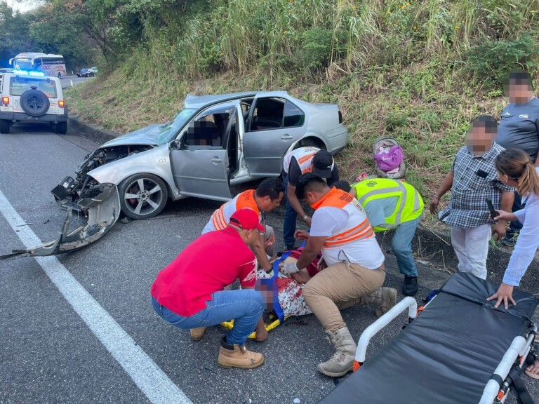 Accidente en autopista de Chiapas deja 2 muertos y 8 heridos