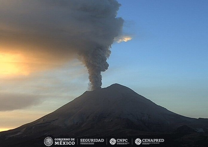 Aeropuerto de Puebla suspende operaciones por caída de ceniza del Popocatépetl