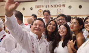 Anuncian 20 mil becas para estudiantes de nivel superior en Yucatán