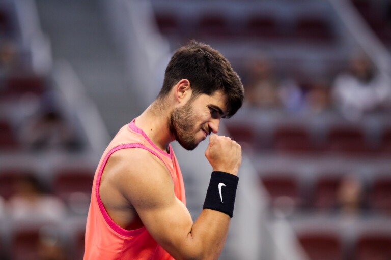 Carlos Alcaraz avanza a cuartos de final en Shanghái y reafirma su dominio en el tenis mundial