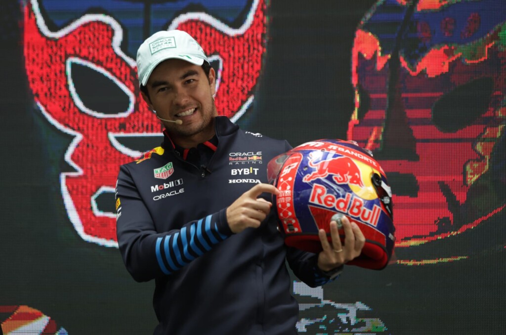 “Checo” Pérez rinde tributo a la lucha libre en casco que usará en el Gran Premio de México