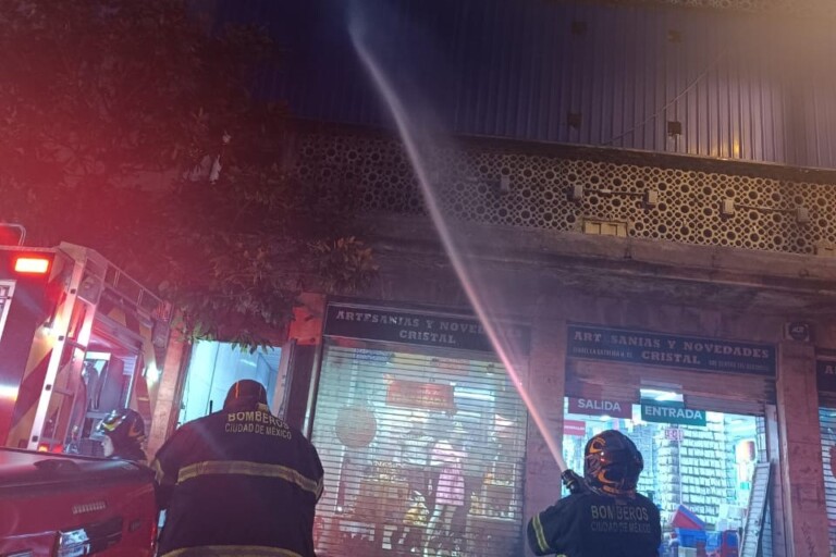 Controlan incendio en bodega de edificio en Isabela Católica sin lesionados graves