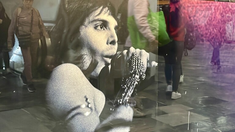 Disfruta la exhibición fotográfica de Queen y revive su legado dentro del metro CDMX