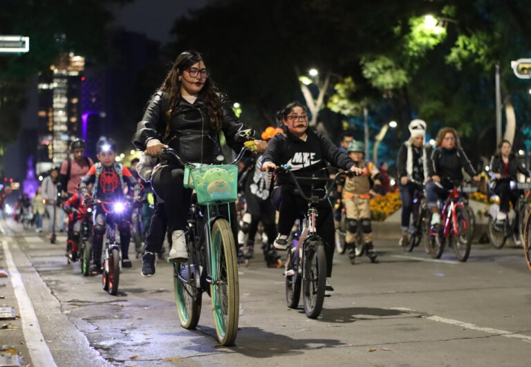 El Paseo Nocturno “Muévete en Bici” celebra el Día de Muertos con gran participación