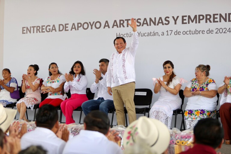 Entregan apoyos a artesanas y emprendedoras de Yucatán