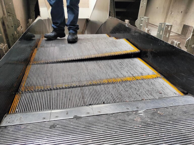 Exhortan a usuarios del Metro a utilizar correctamente las escaleras eléctricas para evitar daños