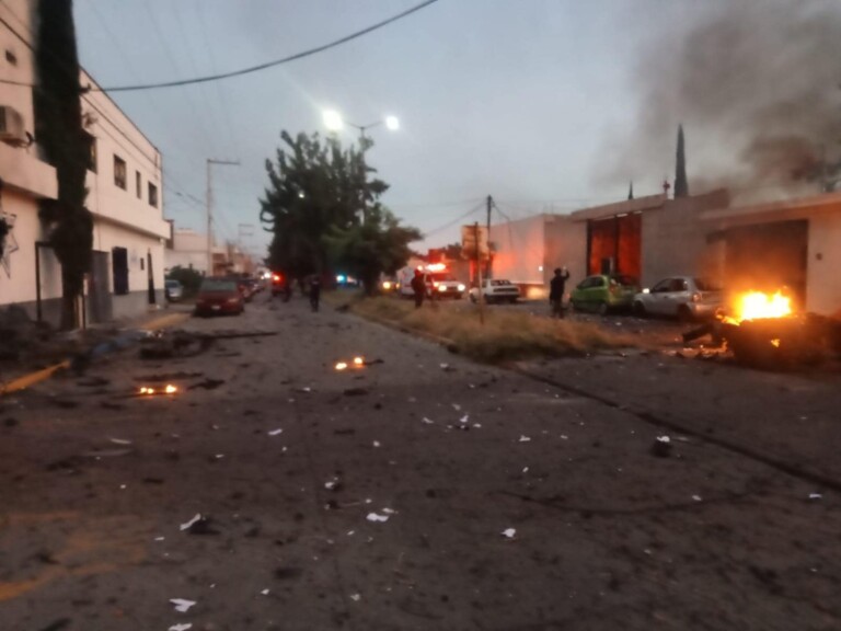 Explota coche bomba frente a la Dirección de Seguridad Pública de Acámbaro, Guanajuato