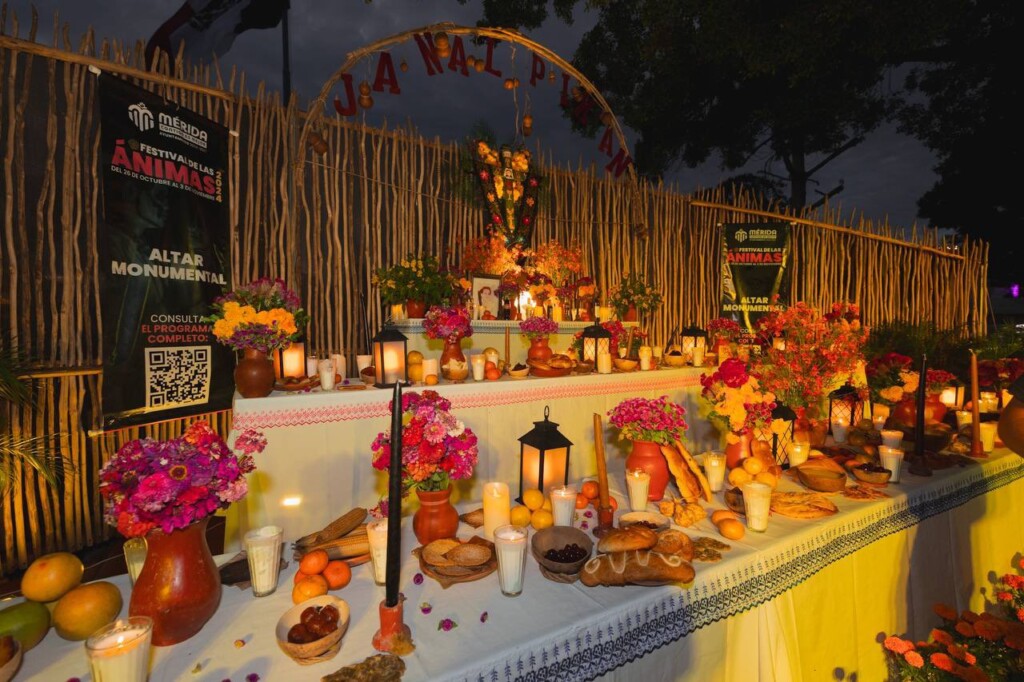 Inauguran ofrenda monumental en la Plaza Grande de Mérida