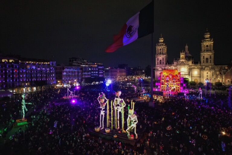 La Ciudad de México se ilumina de tradición: Inauguran la Ofrenda Monumental en el Zócalo