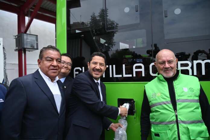 Martí Batres da banderazo de salida a los primero autobuses eléctricos de la RTP