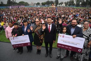 Martí Batres realiza su última entrega de tarjetas de becas para estudiantes de la CDMX