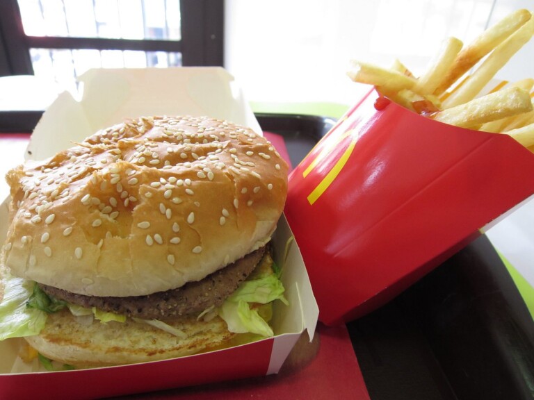 Un muerto y 10 hospitalizados tras comer hamburguesas de McDonald’s con E. coli: CDC