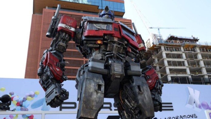 Policías arremeten contra 'Optimus Prime' en parque de Mérida