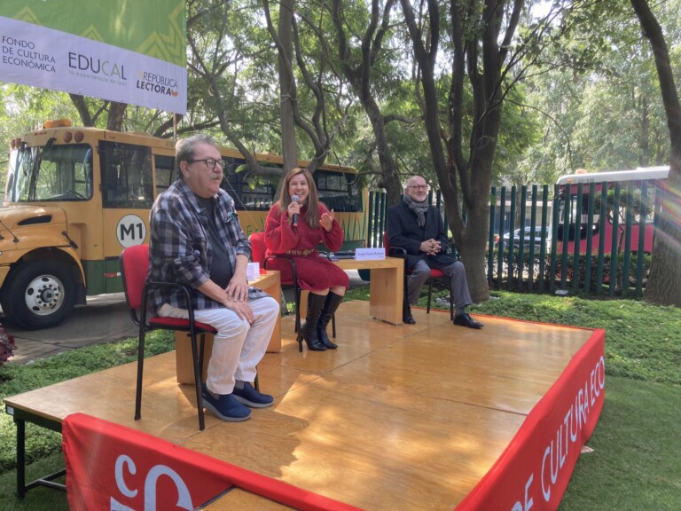 RTP y FCE firman convenio para transformar autobuses en Librobuses que llevarán cultura a comunidades remotas