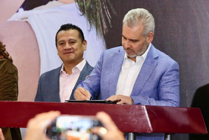 Ramírez Bedolla firma decreto para despenalizar el aborto en Michoacán