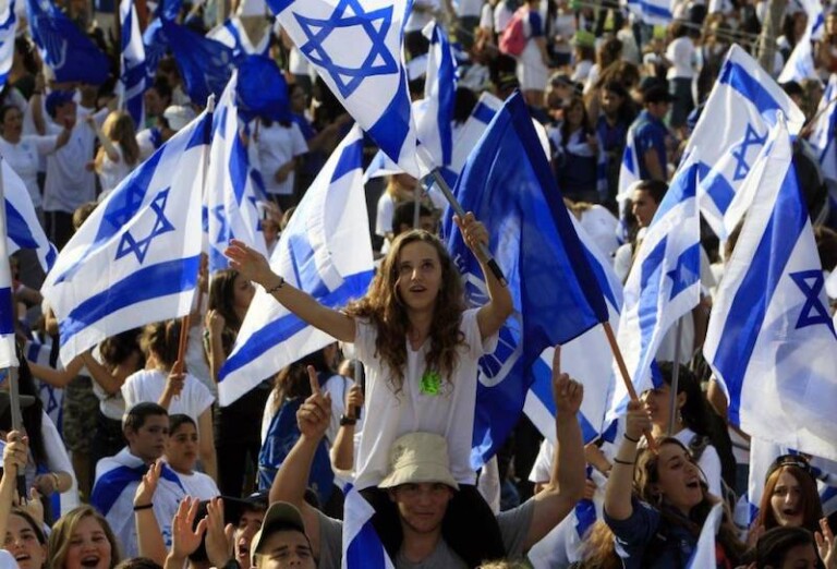 Celebran israelíes actos conmemorativos y piden el regreso de los rehenes