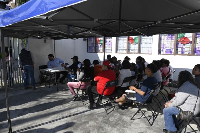 Entrega Naucalpan apoyos económicos a familas evacuadas por edificio en riesgo