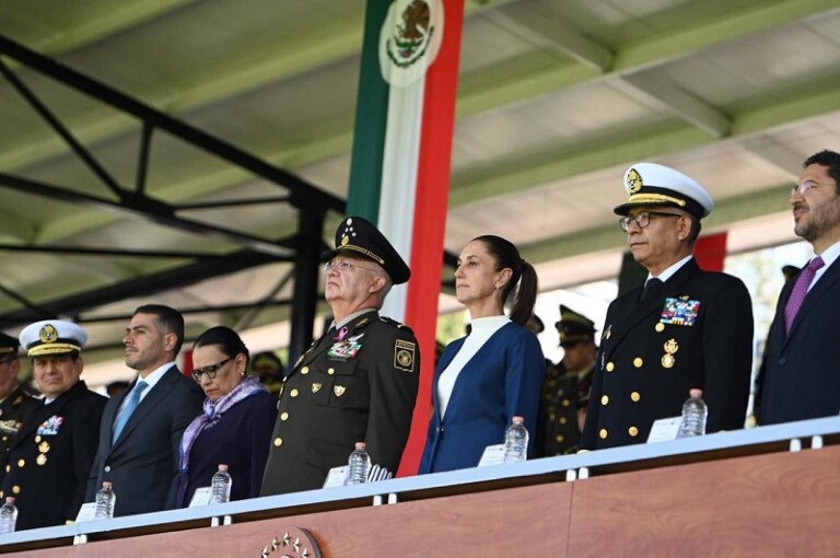 Presidenta Claudia Sheinbaum encabeza salutación de las Fuerzas Armadas