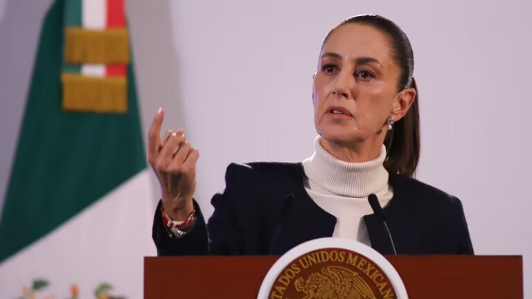 Firma Claudia Sheinbaum reforma energética y sobre trenes de pasajeros en México