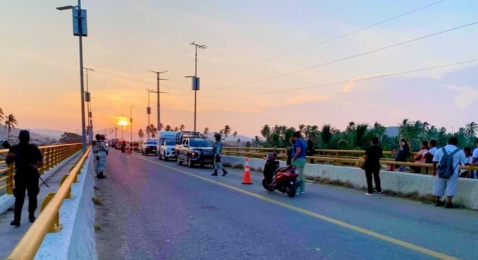 Abandonan cuatro cuerpos en puente de Coyuca de Benítez, Guerrero