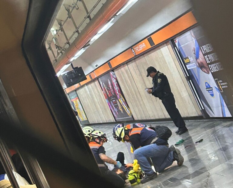 Apuñalan a cuatro personas en el Metro Tacubaya; agresor se lanza a las vías