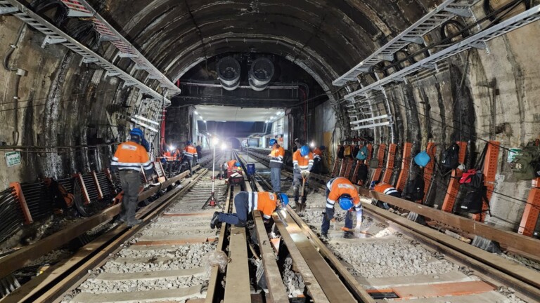 Avanza la instalación de vías en la Nueva Línea 1 del Metro de CDMX hasta Observatorio