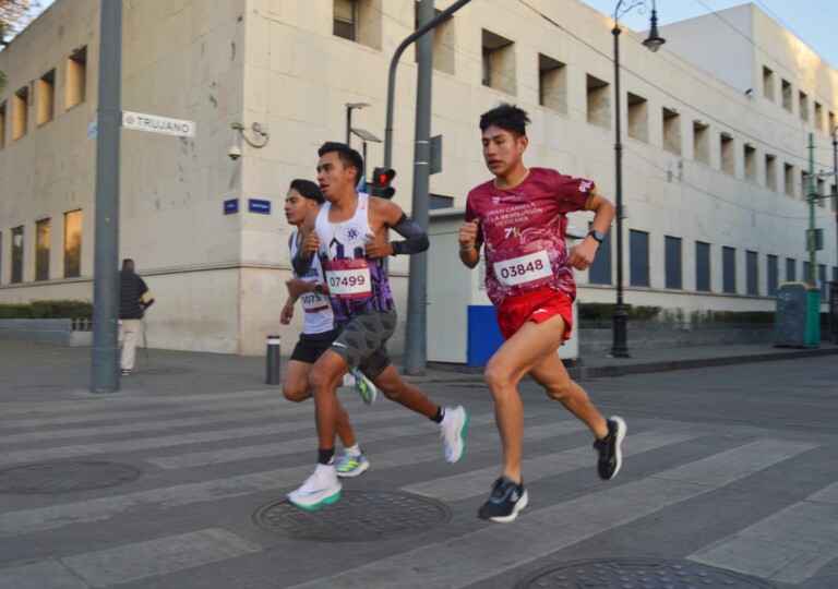 Celebran en el Zócalo la Gran Carrera de la Revolución Mexicana 7K