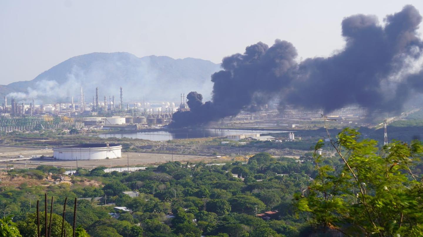 Controlan incendio en refinería de Pemex en Salina Cruz, Oaxaca