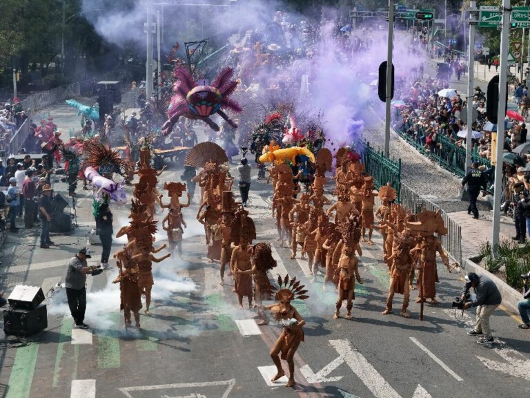 Desfile de Día de Muertos reúne a miles en vibrante celebración de cultura y tradiciones