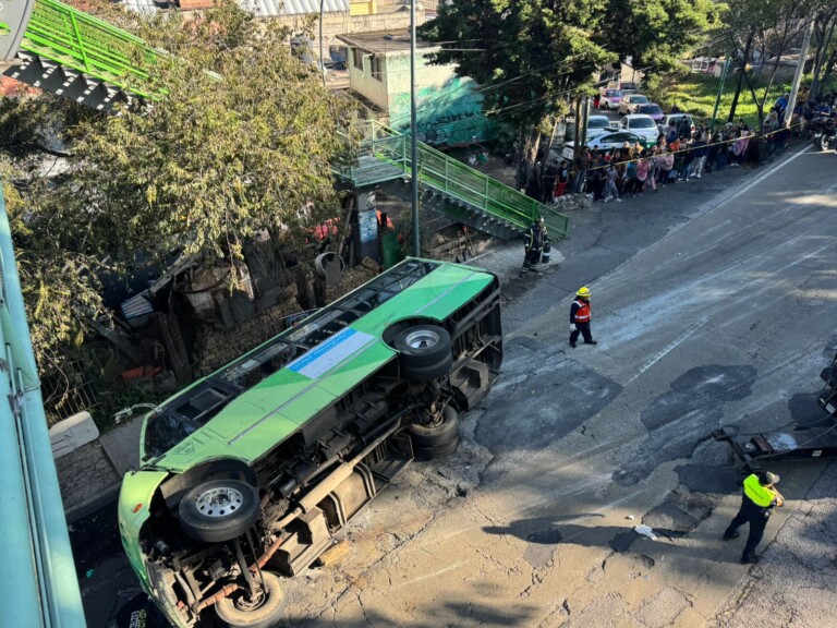 Volcadura de camión deja más de 30 lesionados en la México-Cuernavaca