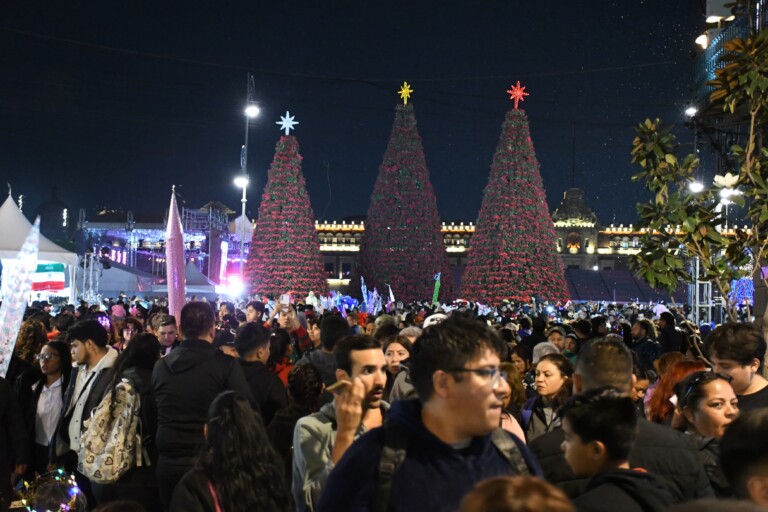 Recorre el Zócalo y celebra la Navidad con luces, sabores y tradiciones mexicanas