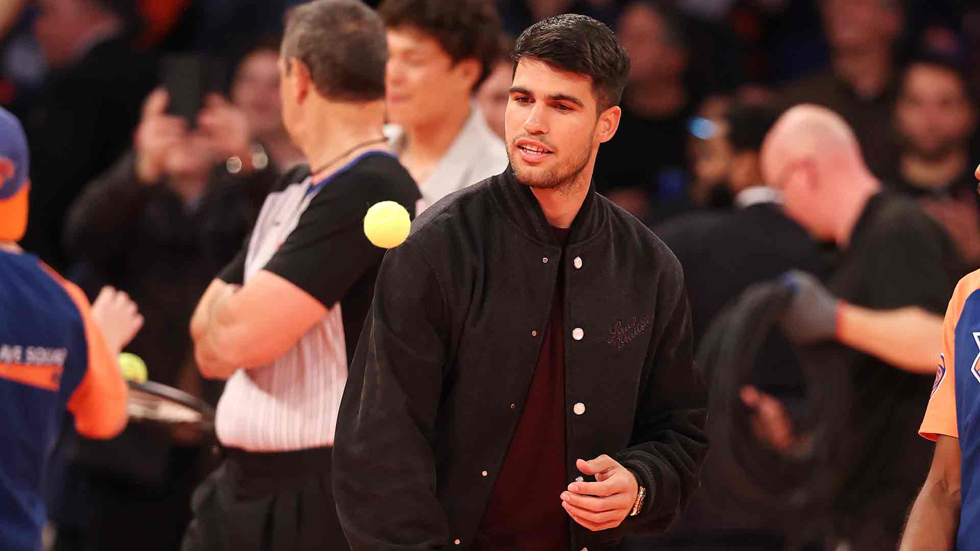 Carlos Alcaraz, estrella del tenis, disfruta de la NBA en el Madison Square Garden