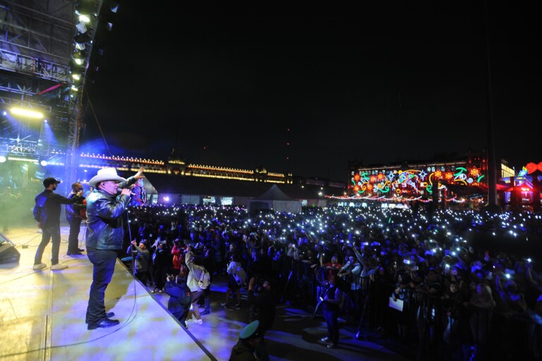 Más de 30 mil almas vibran con Los Cadetes de Linares en el Zócalo de CDMX