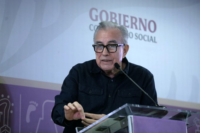 Rocha Moya entrega apoyos a comerciantes de Sinaloa