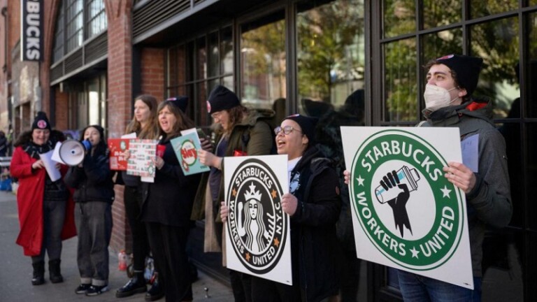 Trabajadores de Starbucks en huelga histórica