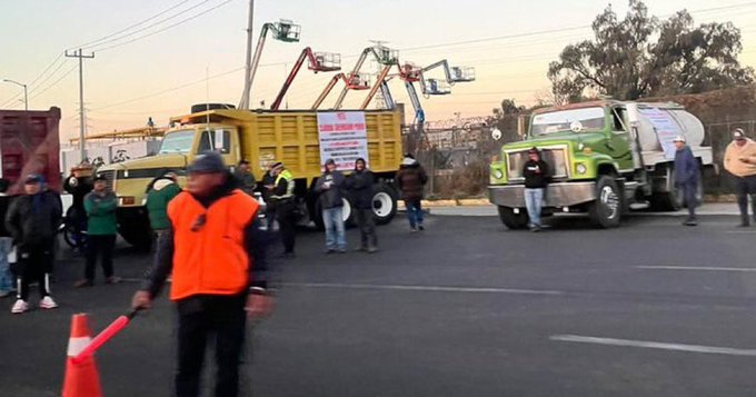 Transportistas bloquean la México-Pachuca y la México-Querétaro por adeudos del Tren Maya