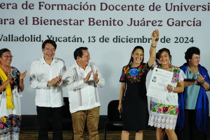 Entrega de títulos universitarios en Valladolid, Yucatán.