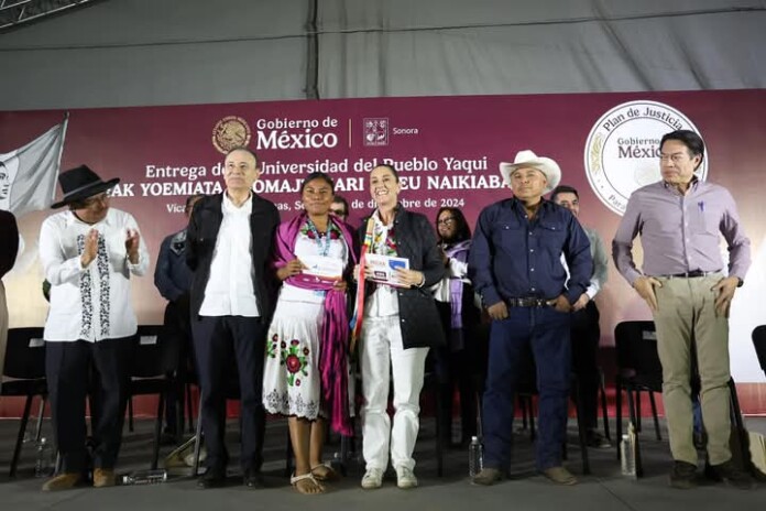 Universidad del Pueblo Yaqui. Entrega de becas.