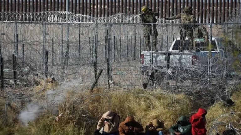 Migrantes en la frontera son atacados con bolas de gas pimienta por agentes de Estados Unidos