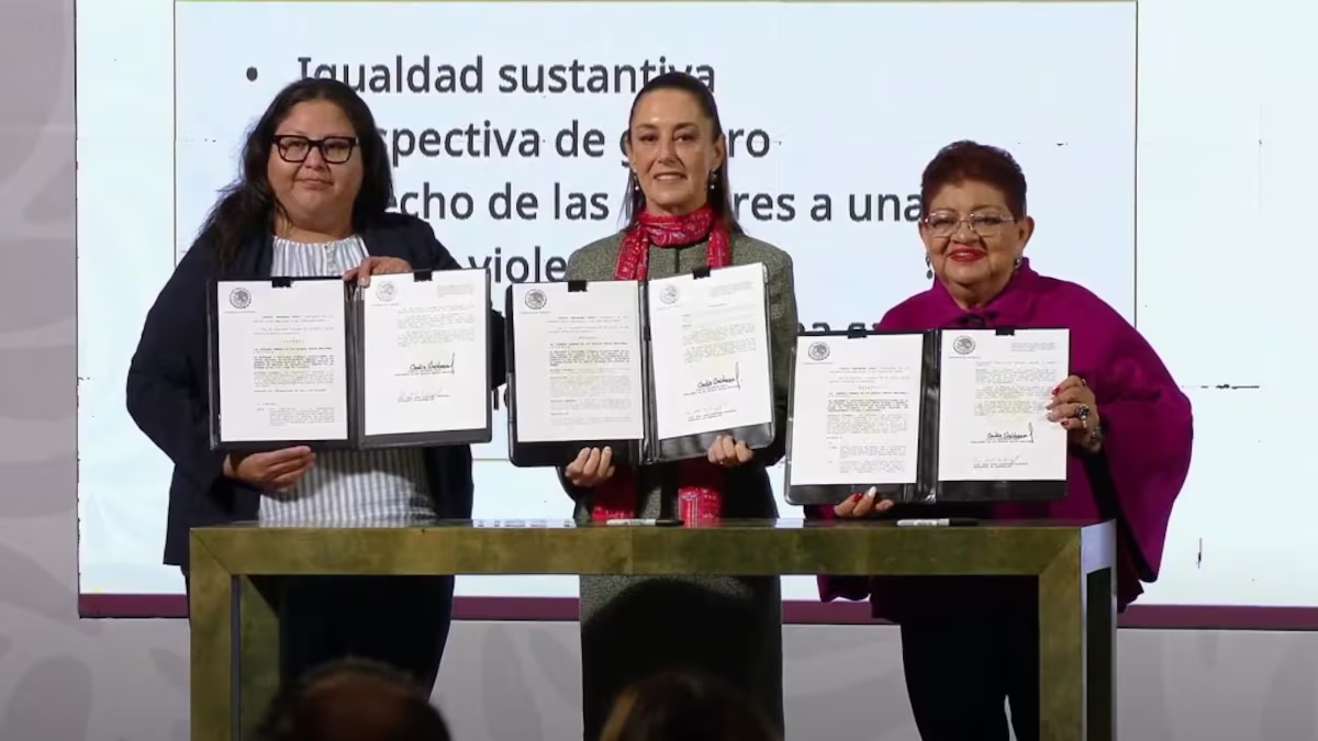 Firma Claudia Sheinbaum de leyes secundarias de reforma sobre derechos de mujeres