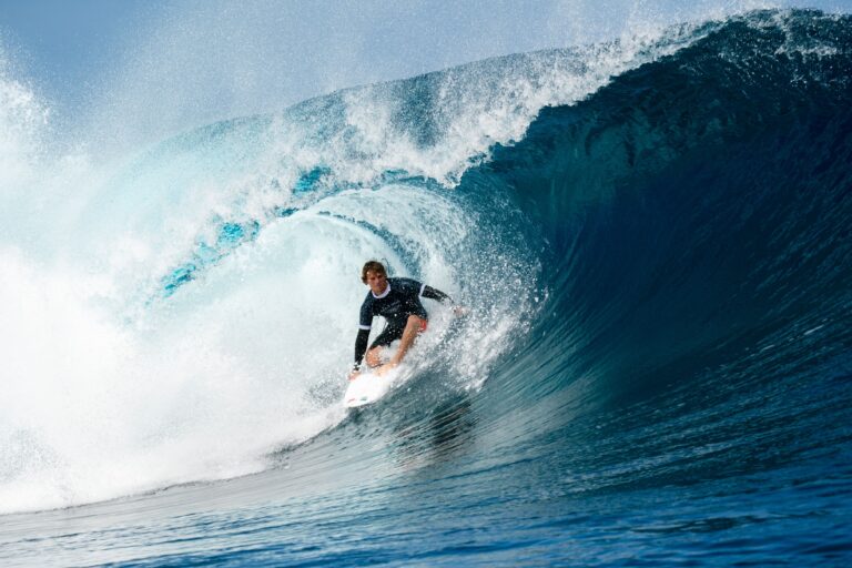 Alan Cleland Quiñonez hace historia al clasificar al Tour Mundial de Surf 2025