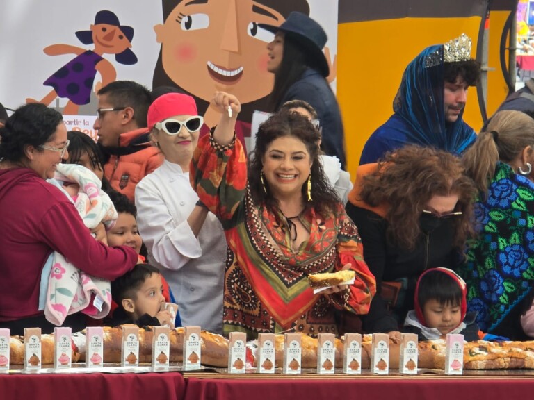 Celebran el Día de Reyes en el Zócalo con Mega Rosca de 400 metros y homenaje a la equidad