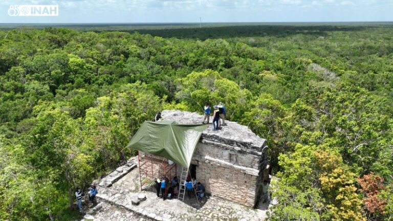 Dan mantenimiento al Edificio Nohoch Mul, en Cobá, Quintana Roo